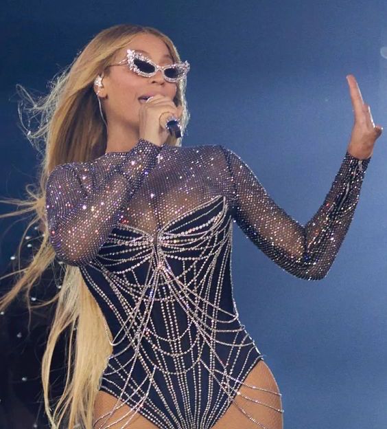 beyonce with glasses on showing off her nails in concert look